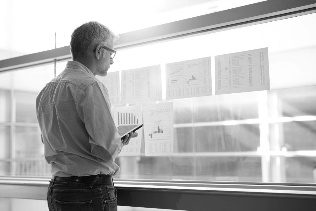 vQvhV4Bi man staring at charts