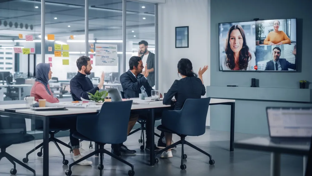 Businesspeople,Do,Video,Conference,Call,With,Big,Wall,Tv,In consultant working